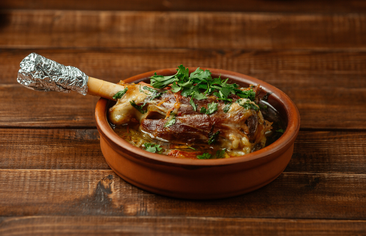 Источник: https://ru.freepik.com/free-photo/lamb-bone-sauteed-bone-broth-with-herbs-tomato-sauce_5449048.htm#fromView=search&page=1&position=0&uuid=b32aed7b-3019-41dc-8791-2e22698ebcd8&query=ягнятина+рагу