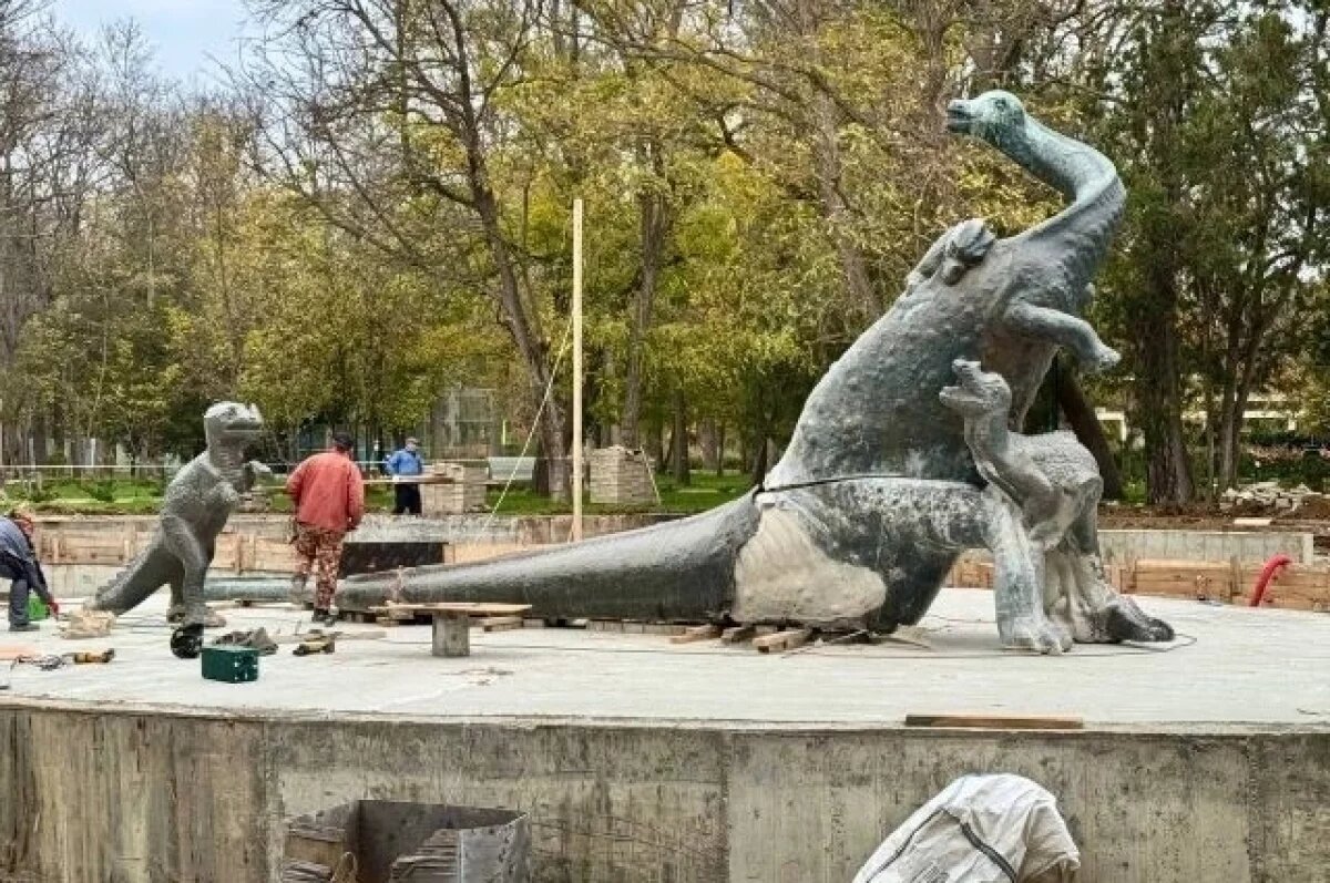    Скульптуру бронтозавра в Саках перенесли в городской парк