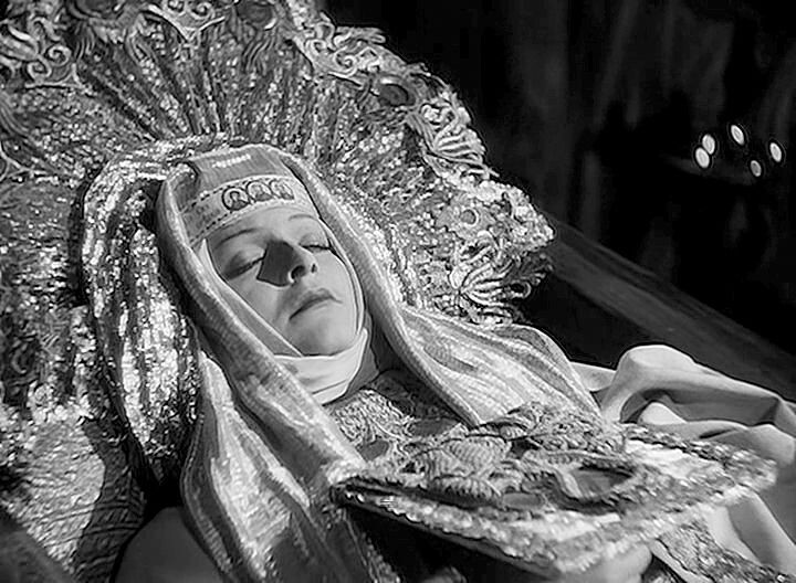 Людмила Целиковская в роли Анастасии Романовой в фильме "Инан Грозный"