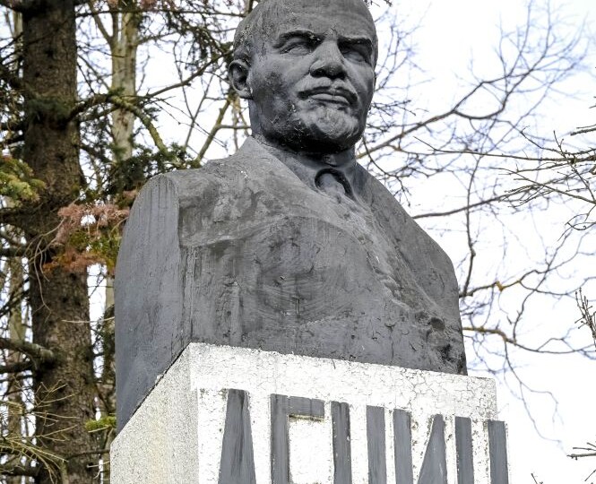 Ленин под охраной Лавры