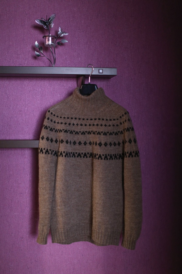 Мне очень нравится эта стена. Мне очень нравится сочетание коричневого и фиолетового с обеих сторон освещения (восторженный смайлик)