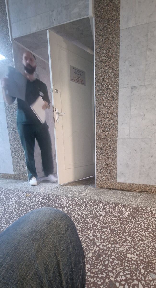 Вот этот вот делал. Тип, коварной наружности. Ишь, листочками размахивает, типа, подпиши согласие... Я ему: "На изъятие органов?" Он засмущался как-то весь и неуверенно так ответил: "Ннет... пока... Не сейчас..." Ну я и подписал...