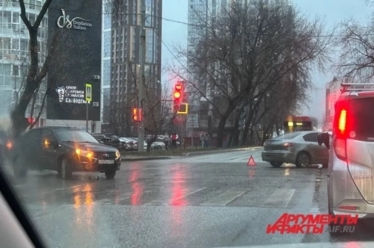    В Перми два ДТП на перекрёстках вызвали пробки на улице Николая Островского