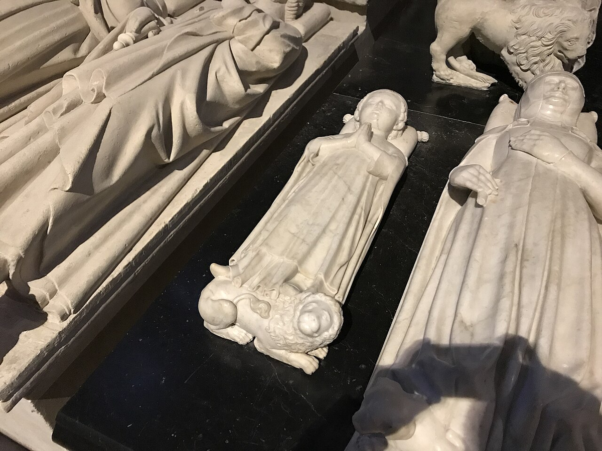 Иоанн I Посмертный (надгробная скульптура в аббатстве Сен-Дени) https://fr.wikipedia.org/wiki/Jean_Ier_le_Posthume