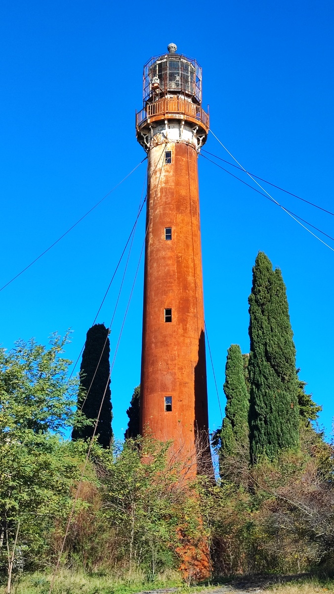 Сухумский маяк, у своего основания похожий на бутылку с высоким горлышком.