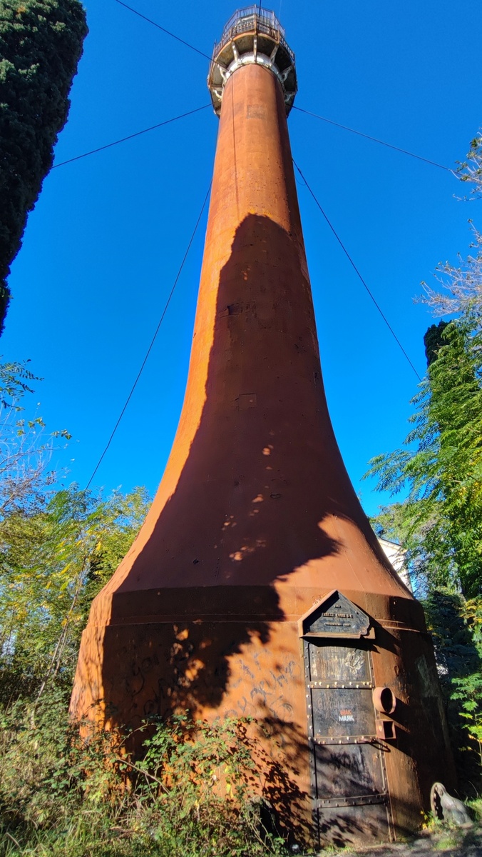 Сухумский маяк, у своего основания похожий на бутылку с высоким горлышком.