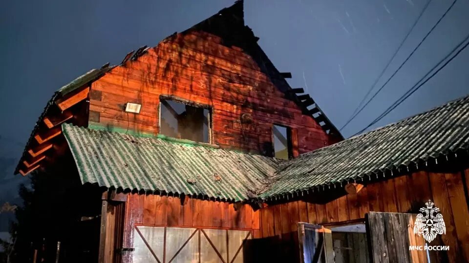    Пожар в жилом доме села Манжерок. Источник: Пресс-служба ГУ МЧС России по Республике Алтай