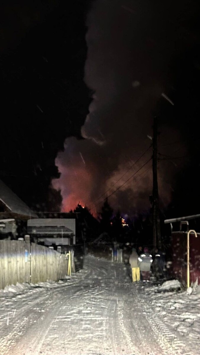    Пожар в жилом доме села Манжерок. Источник: Telegram-канал "Горно-Алтайск"