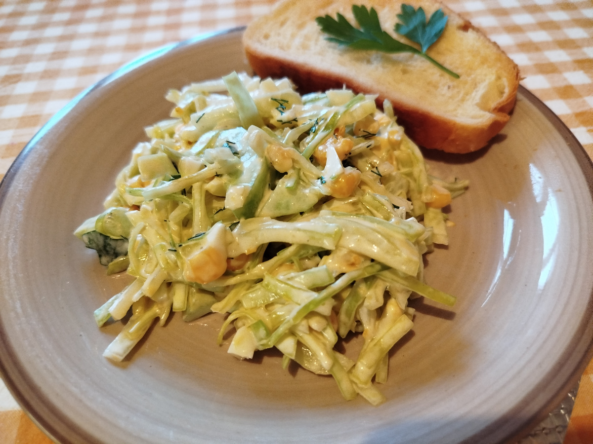  Салат очень простой и вкусный! Все продукты под рукой.