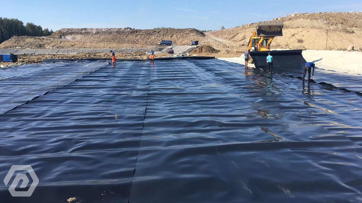 Укладка геомембраны на объекте.