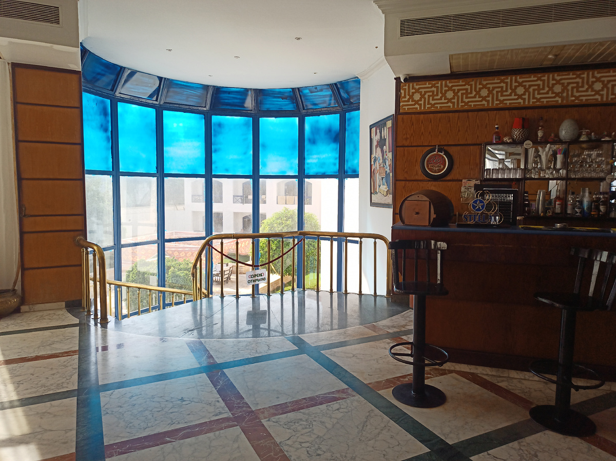 Вход в ресторан из холла.