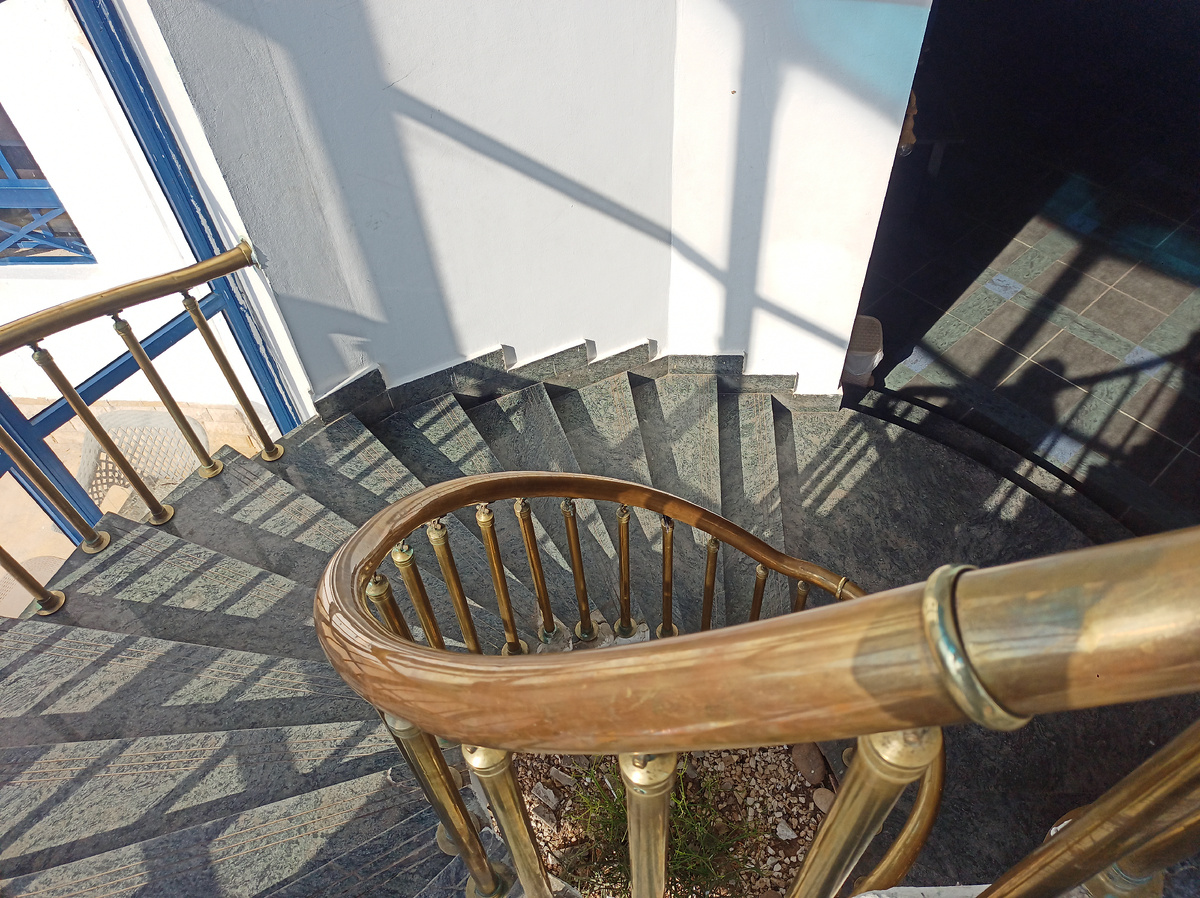 Крученая лестница ведущая на цокольный этаж в ресторан отеля El Khan.