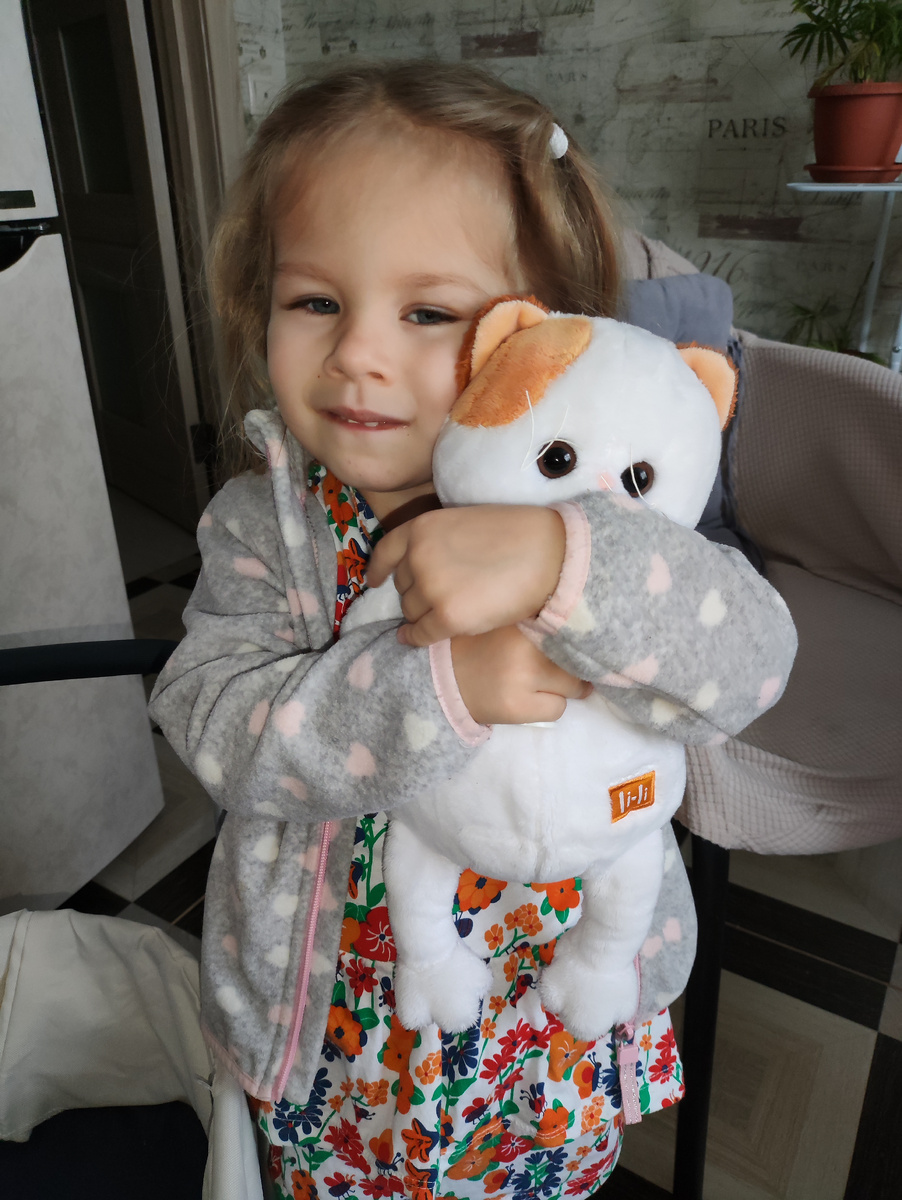 В очередном платье бегает