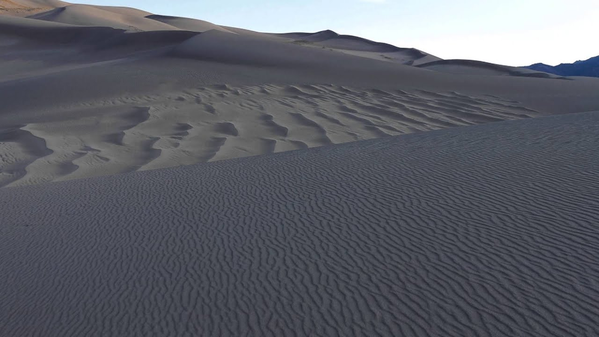 Название пустыни пришло в мир из туркменского языка. «Кара кум» - это буквально означает «черные пески».