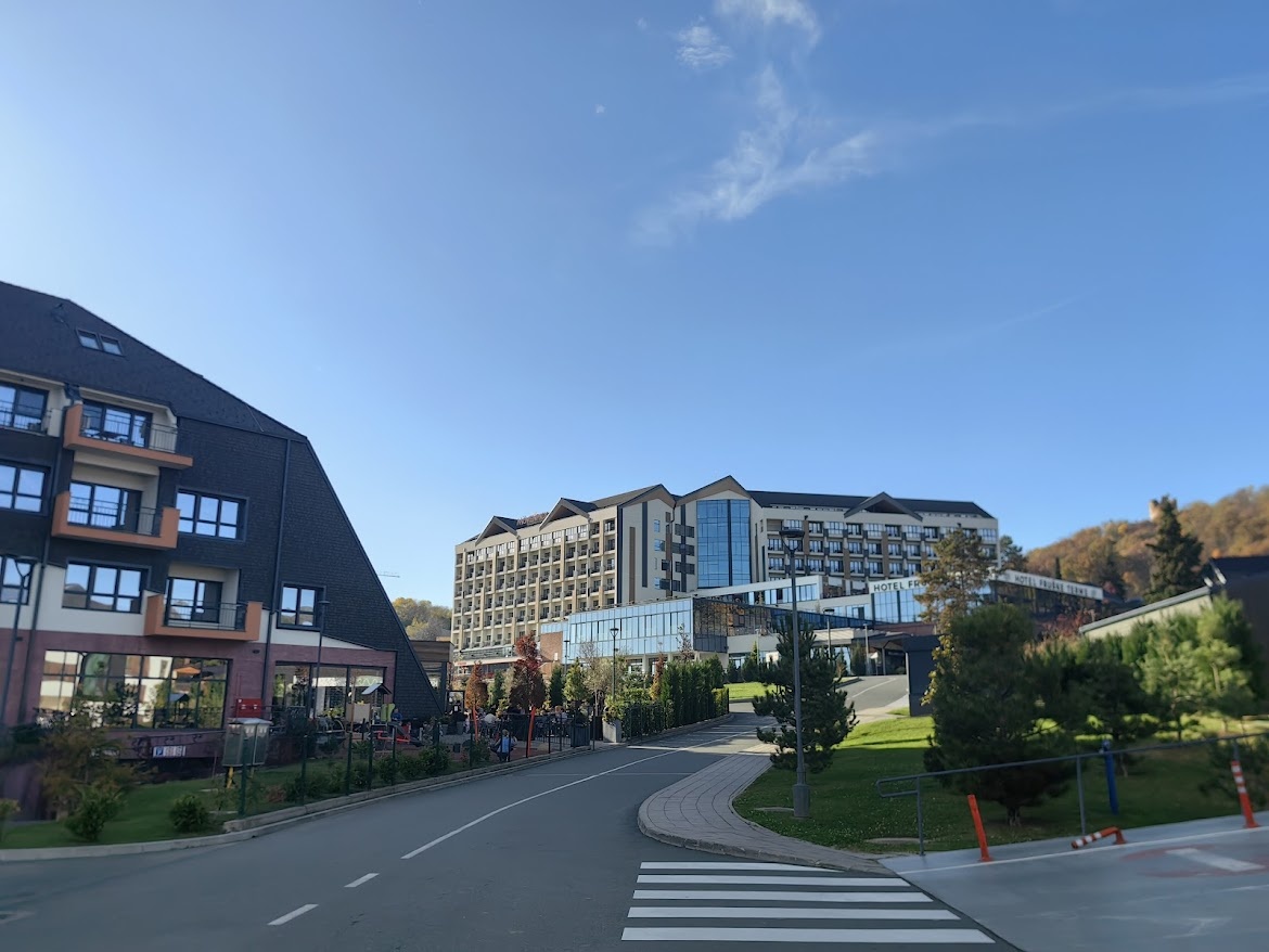 Территория курорта Фрушке Термы и вид на отель Movenpick