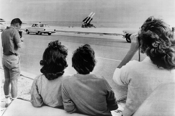 Зенитные ракеты армии США, размещённые во время Карибского кризиса на пляже во Флориде, 1962 год / Underwood Archives/Getty Images 