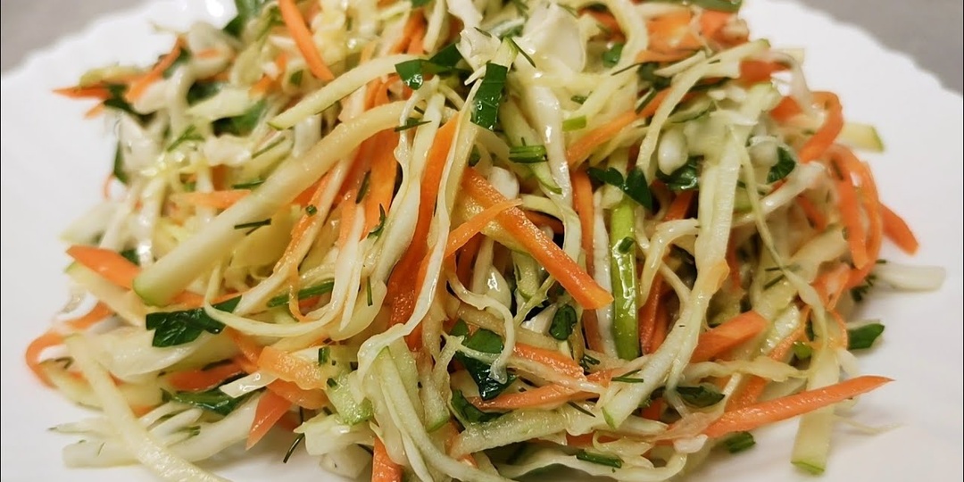 Не могу от него оторваться: Салат с яблоком, морковью, капустой. Ем каждый день