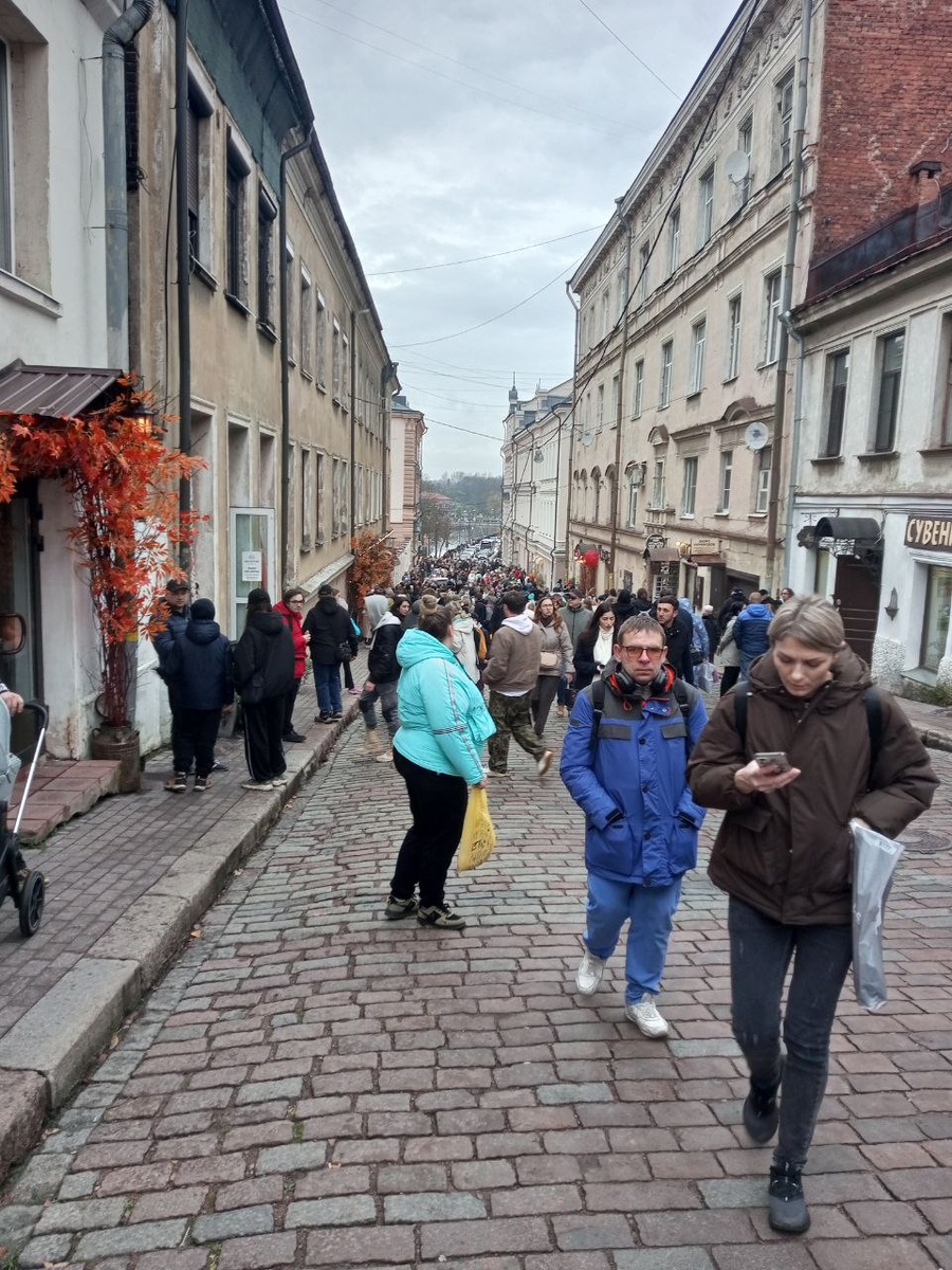 Вот такая толпа по всем центральным улицам города