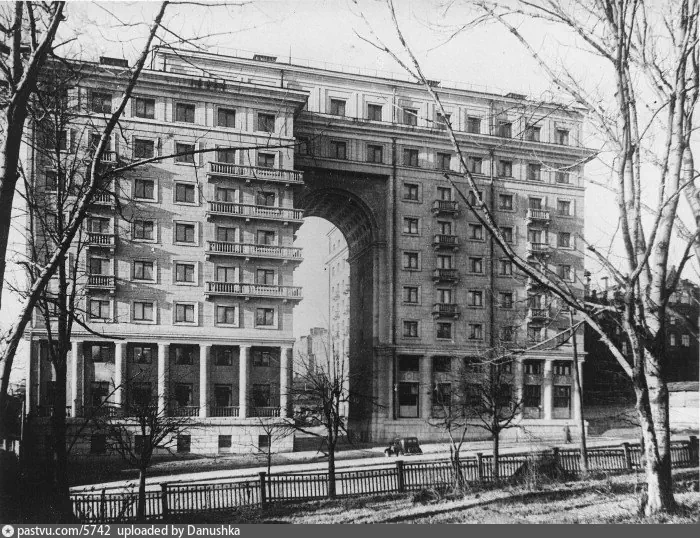 Дом № 48 на улице Чкалова, корпус Б еще не построен, 1936 – 1945 г. Источник: https://pastvu.com/p/5742.