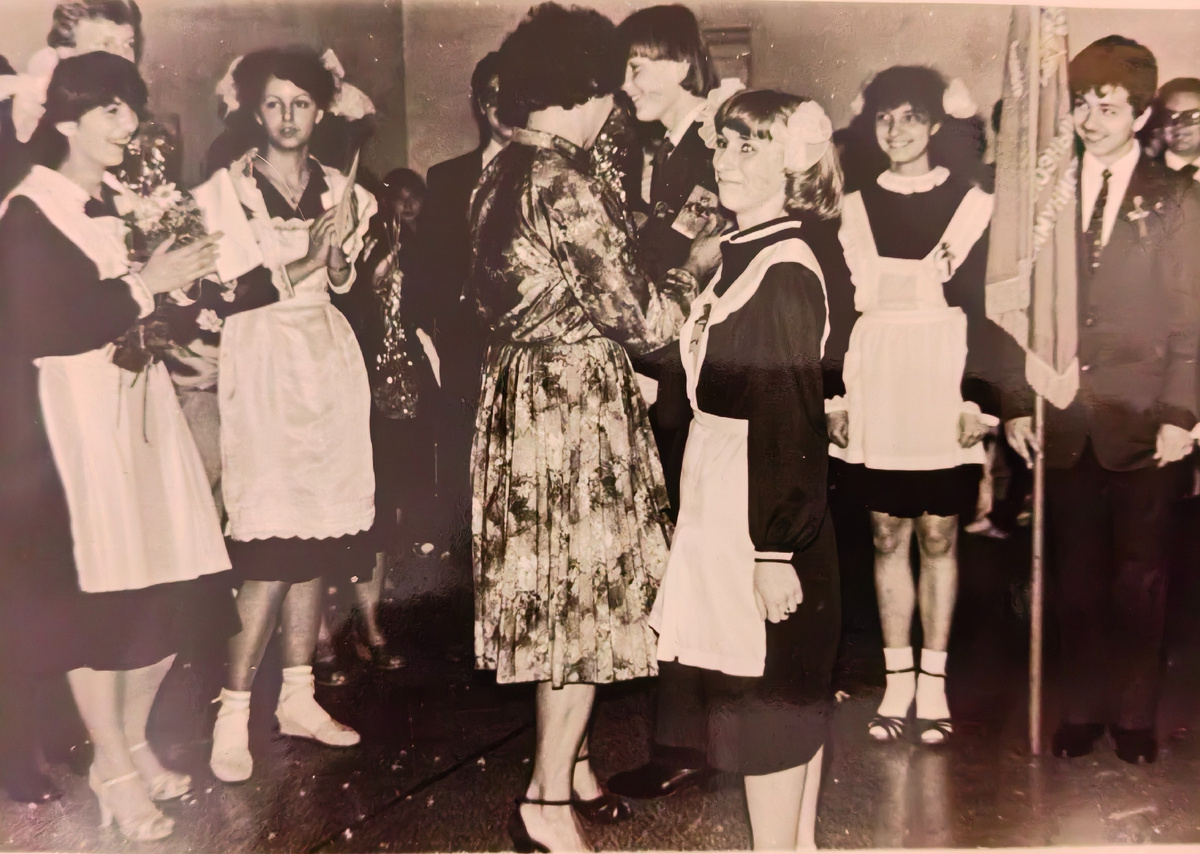 Не смотря на возрастные провалы в памяти, помню всех, кто запечатлён на этом фото. Фото сделано в День последнего звонка стопицот лет назад в прошлом веке. ПС школьная форма на авторе - от и до - самостоятельный пошив по журналу Бурда.   