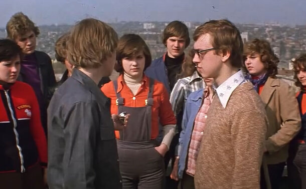 Примерно так выглядели когда-то первые красавицы класса, о которых теперь пишут в комментариях всякий хоррор. Кадр из фильма "Вмоей смерти прошу винить Клаву К." 