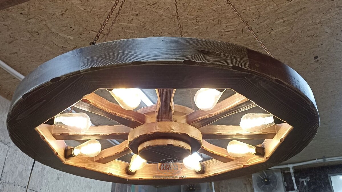 Деревянная люстра в форме колеса от телеги