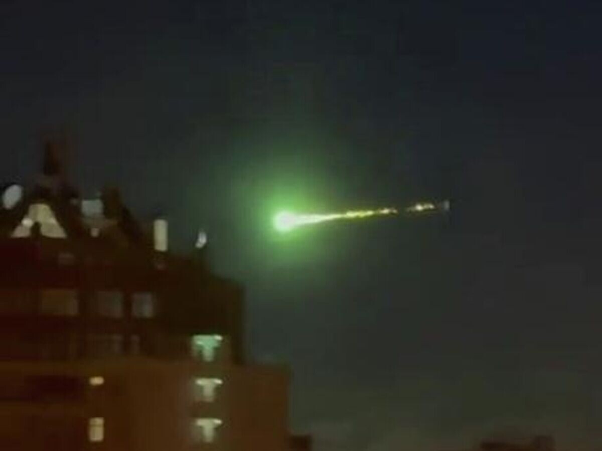    Метеорит в небе над Московской областью© Кадр видео из соцсетей