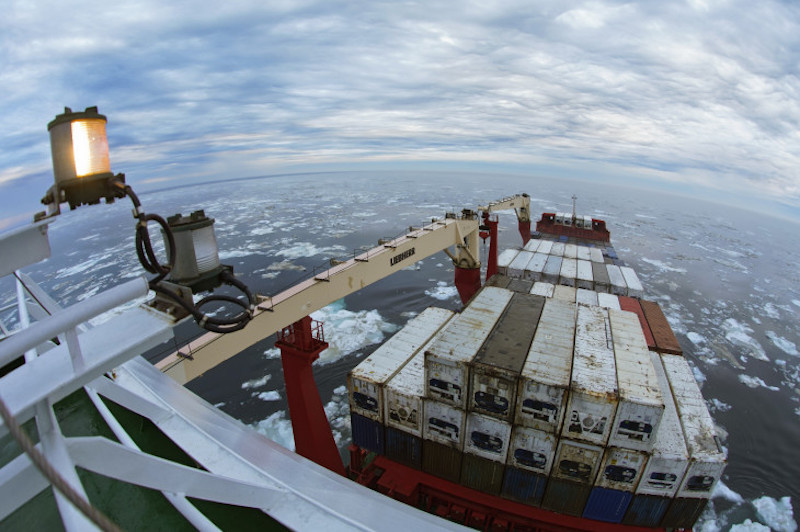 Грузовое судно в Карском море. Фото предоставлено одним из исследователей – старшим научным сотрудником, к.б.н. Игорем Чупиным. Источник: sbras.info