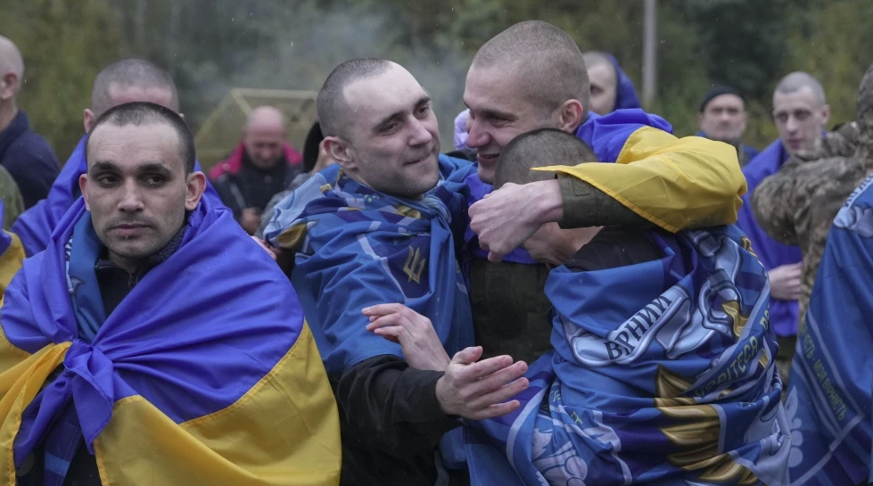 После обмена пленными украинцы возвращаются на родину в начале октября © EPA