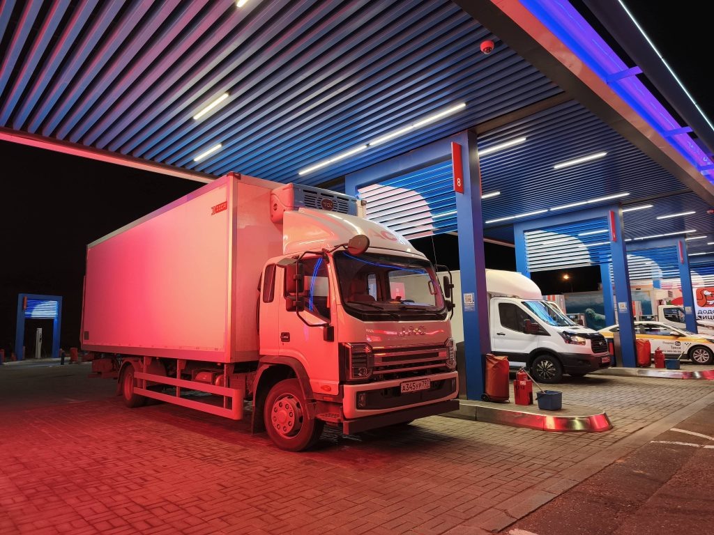 Начало рейса — заправка 210-литрового бака топливом.