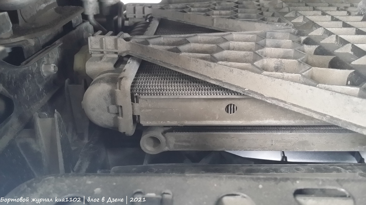 Пакет радиаторов в автомобиле Volkswagen Polo. Автор фотографии kua1102