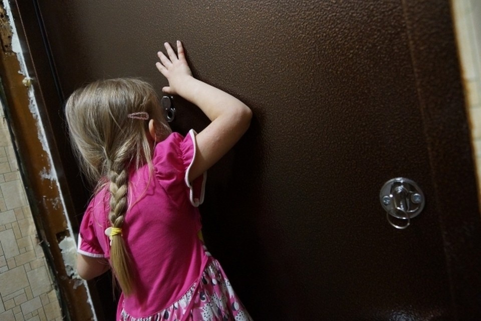 Малышка оказалась в чужом доме с неизвестным мужчиной и начала кричать что есть сил. Фото: Алексей Булатов