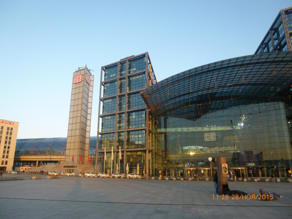 Центральный вокзал Берлина (Западный Берлин) в то холодное утро