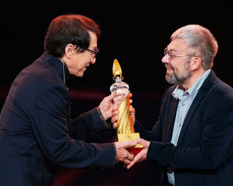     Курский поэт Максим Амелин получил престижную китайскую премию из рук Джеки Чана