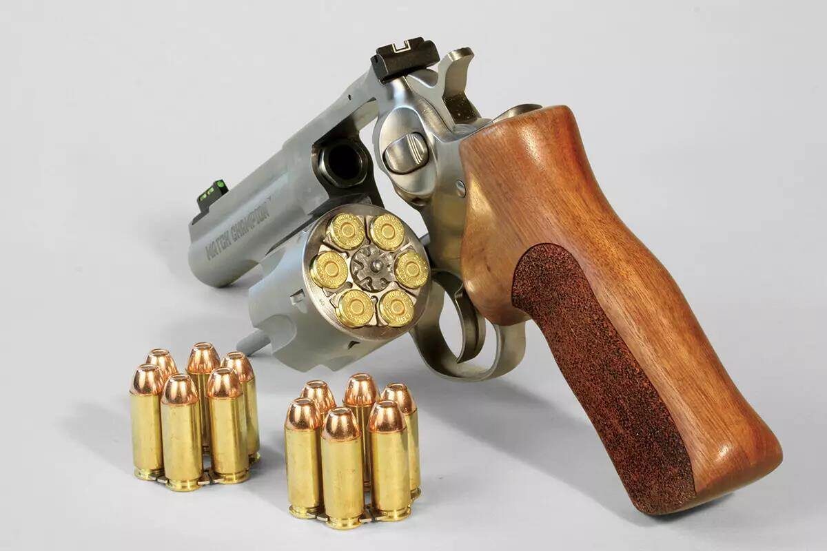 Этот барабан вмещает шесть патронов калибра 10 мм. Комплект включает три лунных зажима, упрощающих зарядку и разрядку.