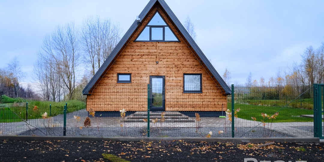 Как вам такая дачка? Нашли модный дом с мебелью, техникой и баней