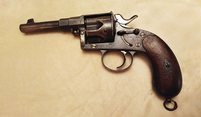 Укороченная версия револьвера 1883 года, модернизированная на основе модели Reichsrevolver 1879 года, стреляла патронами 10,6×25R. Эта модель отличалась наличием предохранителя, который располагался справа.