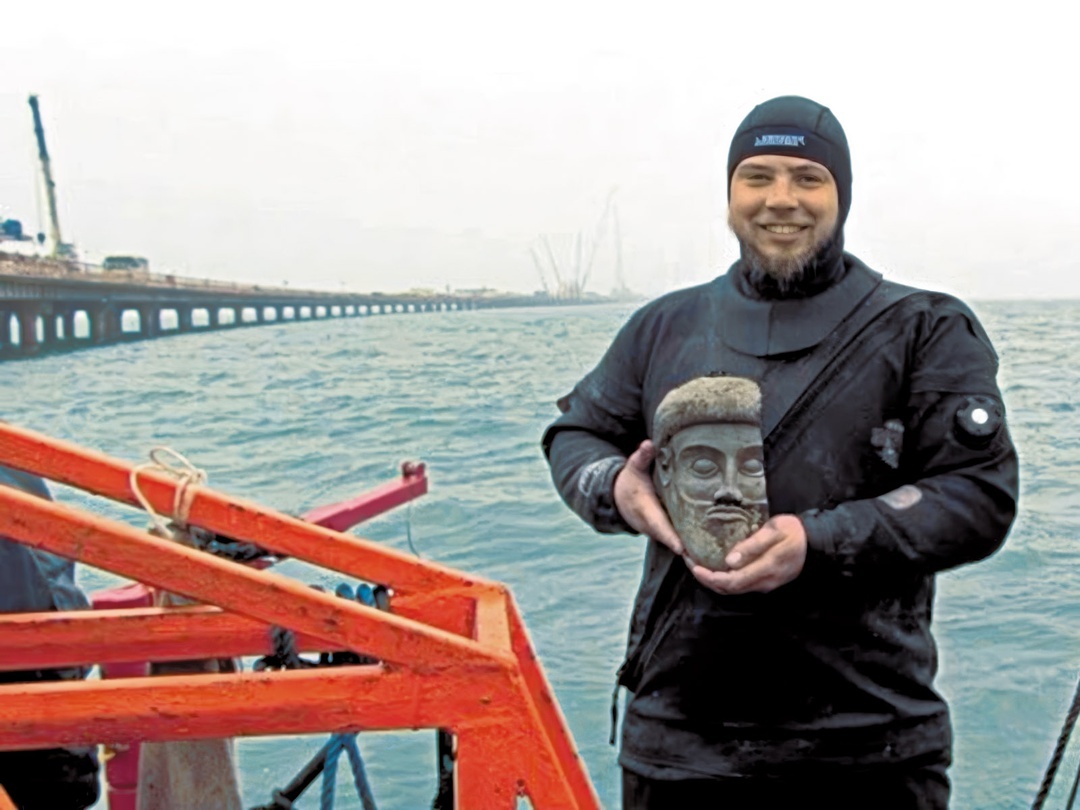 Водолаз Иван Гуньков с находкой. Мыс Ак-Бурун, 2017 г.