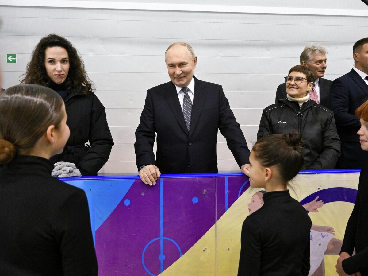    Президент РФ Владимир Путин общается со спортсменами во время осмотра физкультурно-оздоровительного комплекса "Орбита" в Самаре© РИА Новости / Кристина Кормилицына