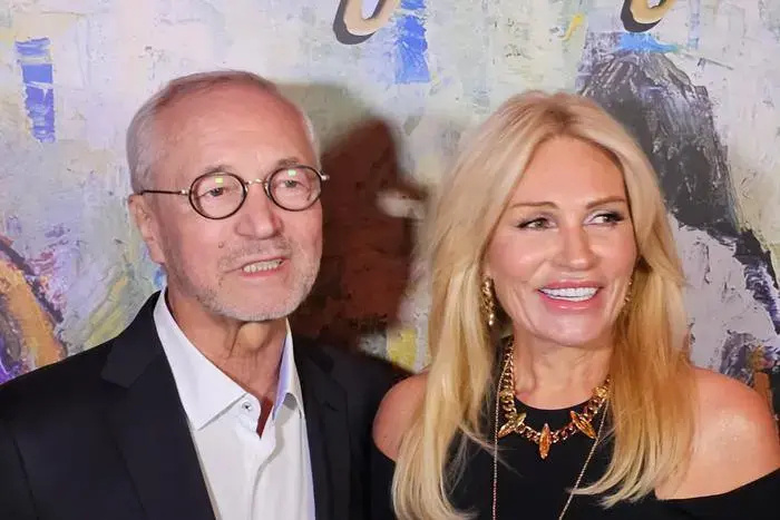    Евгений Герасимов поздравил Аллу Крутую с выходом книги.Феликс Грозданов / Metro