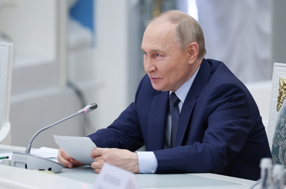    Владимир Путин оставил автограф на своей фотографии для ФОК «Орбита» в Самаре REUTERS