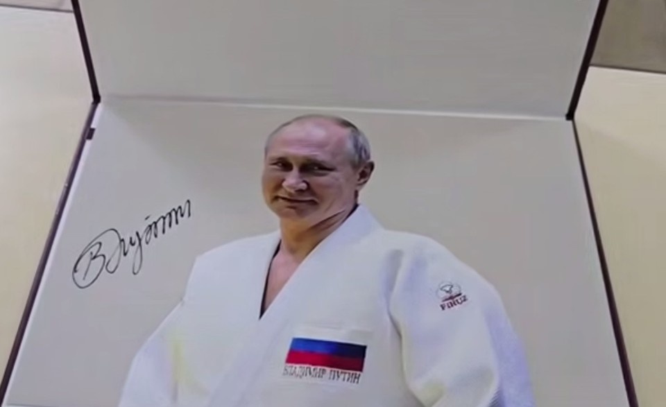    Владимир Путин оставил автограф для ФОК «Орбита» в Самаре Фото: Кадр из видео Telegram-канала "Кремль. Новости"