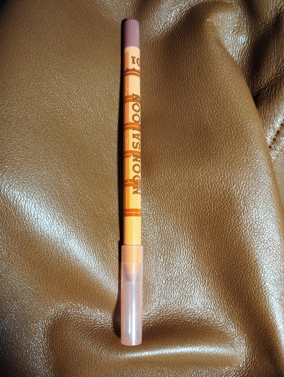 Карандаш BEAUTY BOMB noon saloon в оттенке 01 A. Morgan стоимостью 360 рублей. 