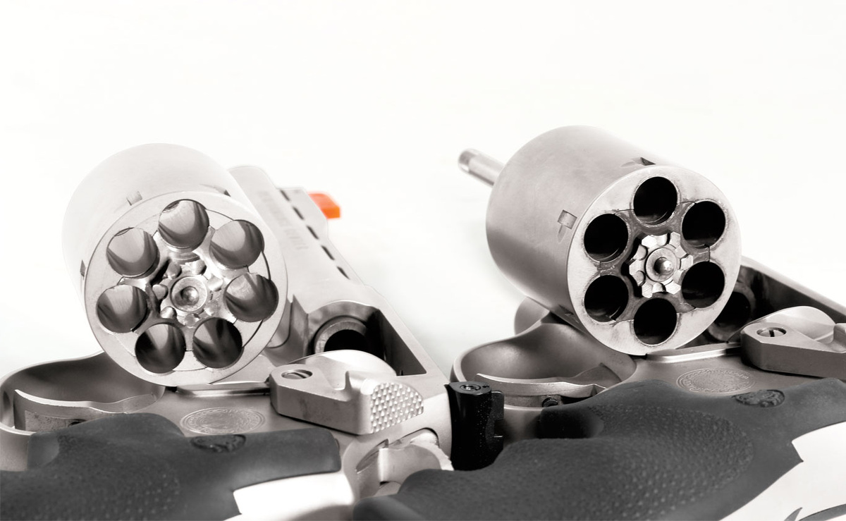 Слева — пятидюймовая модель 686. Она вмещает семь патронов и идеально подходит для лунных клипов. Справа — четырёхдюймовый револьвер с шестью зарядами. Его можно зарядить обычным способом.