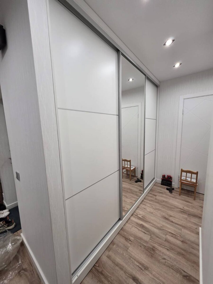 Шкаф-купе с белыми фасадами и зеркалом в прихожую