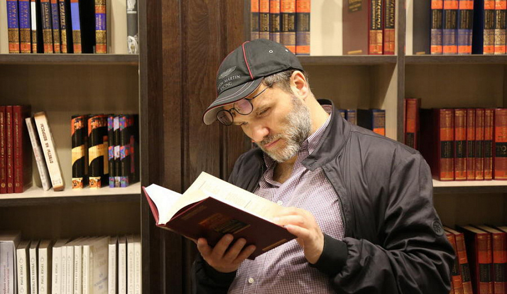 Книжником может быть и тот, кто прочитал много книг и автоматически решил что он хорошо в жизни разбирается. Все мы немного книжники)