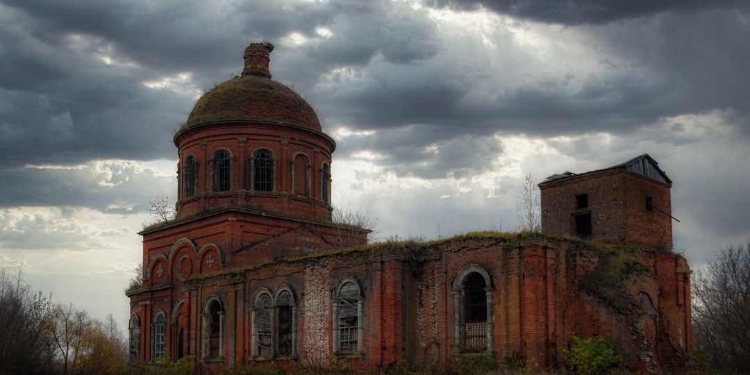Заброшенная церковь Троицы Живоначальной.