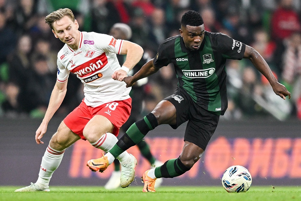    Работать в прямом эфире на матчах такого накала, как, например, игра "Краснодар" - "Спартак", и сложно, и очень интересно одновременно. / Фото: Степан Ноздрев / ТАСС