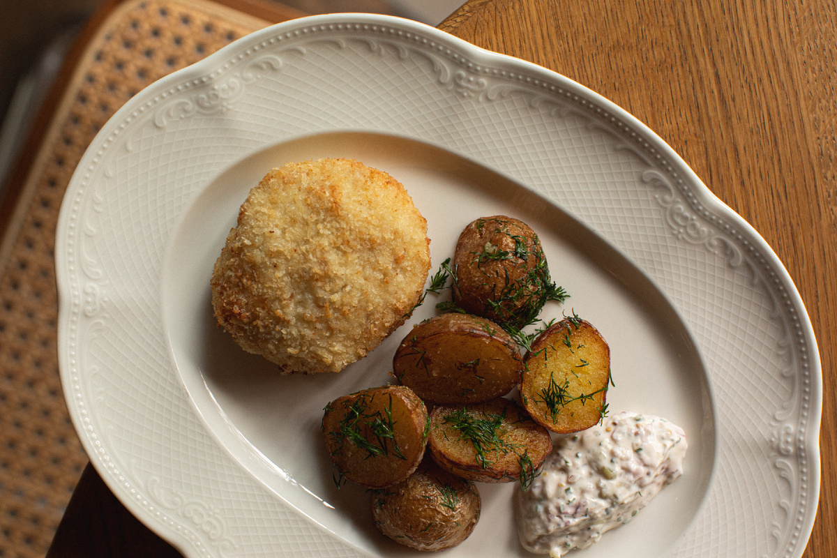 Щучья котлета, печёный картофель, соус ранч