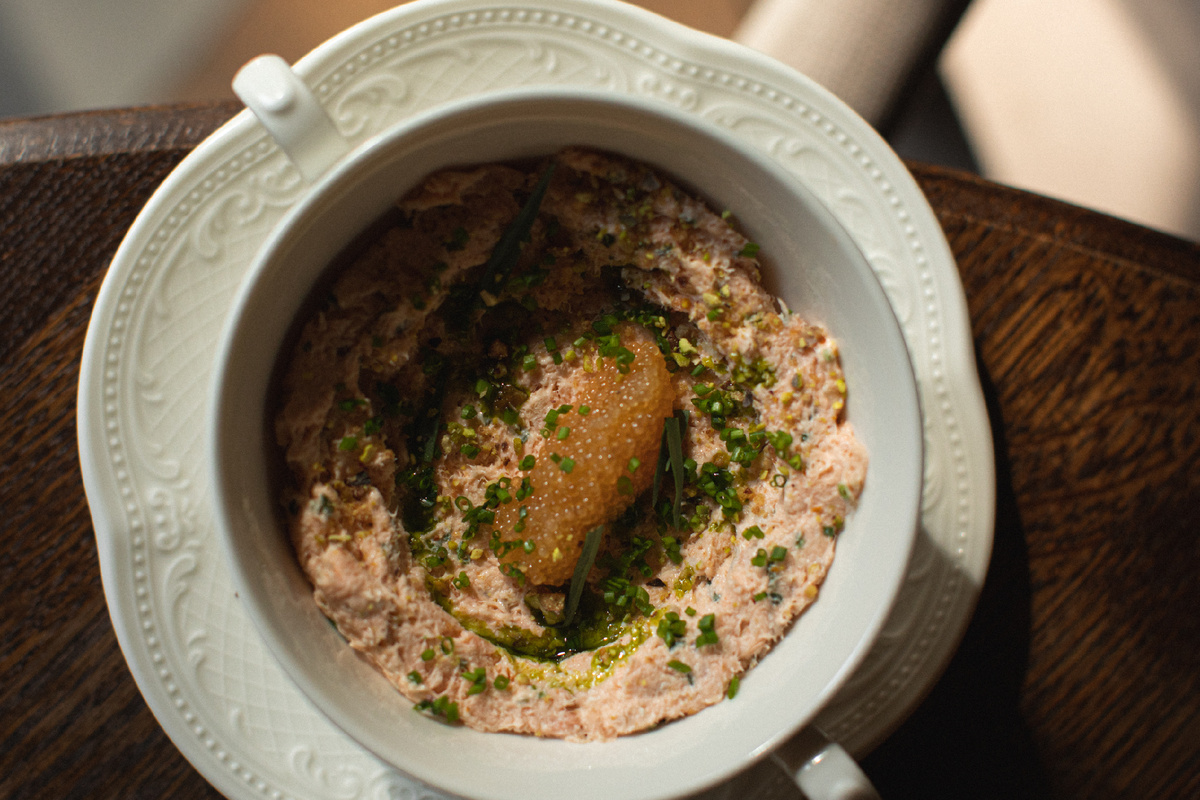 Риет из лосося с щучьей икрой